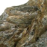 Bronzit - hnědý kámen s kovovým leskem, posiluje sebevědomí a pomáhá s rozhodováním.