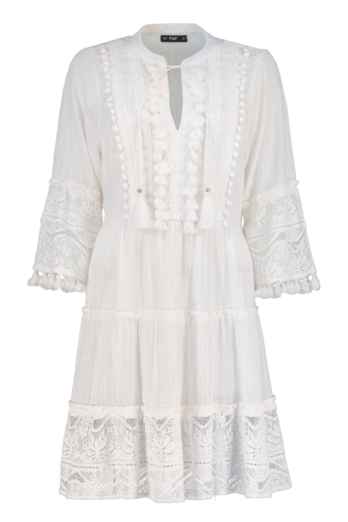 Krajkou nešetří ani šaty z kolekce F&F za 749 Kč.