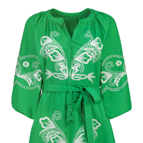 Šaty s vázačkou zdobí kontrastní výšivka s folklorními prvky. F&F, 699 Kč