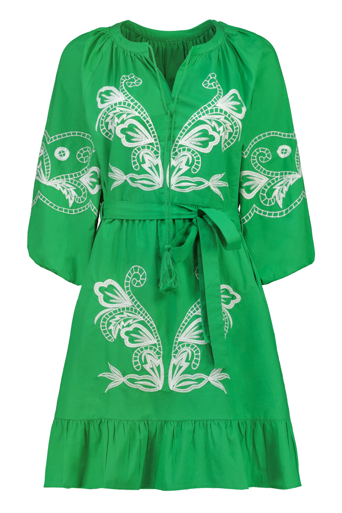 Šaty s vázačkou zdobí kontrastní výšivka s folklorními prvky. F&F, 699 Kč