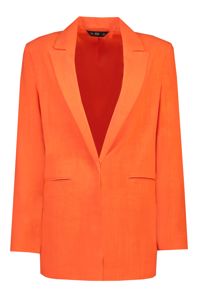 Zalíbil se vám nejnovější look inspirativní sedmdesátnice Sigourney Weaver? Napodobte její styl v saku F&F za 999 Kč.