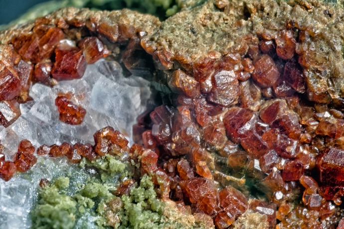 Granát - název tohoto minerálu pochází z latinského označení pro granátové jablko (granatum malum).