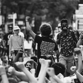 V roce 2014 našla indická policie v ohořelém autě tělo člena politika a aktivisty Chandry Mohana Sharmy. Neměli důvod tomu nevěřit. Muž kvůli svým postojům denně čelil výhružkám smrtí. Jenomže tentokrát ne. V autě bylo tělo duševně nemocného bezdomovce, kterého politik předtím uškrtil. "Z mrtvých" vstal v Bengalúru. A po boku měl mladou milenku. 