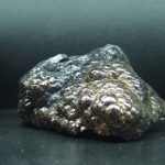 Hematit - kovově šedý kámen s pozitivním vlivem na krevní oběh.