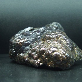 Hematit - kovově šedý kámen s pozitivním vlivem na krevní oběh.