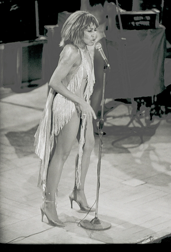 Tyhle kratičké šatičky s třásněmi oblékla Tina Turner při vystoupení v pražské Lucerně v roce 1981. 