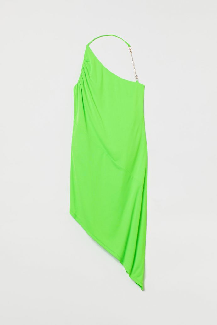 Co nejjednodušší střih, neonové barvy, špagetová ramínka. Asymetrie v podání značky H&M Studio, 1 399 Kč.