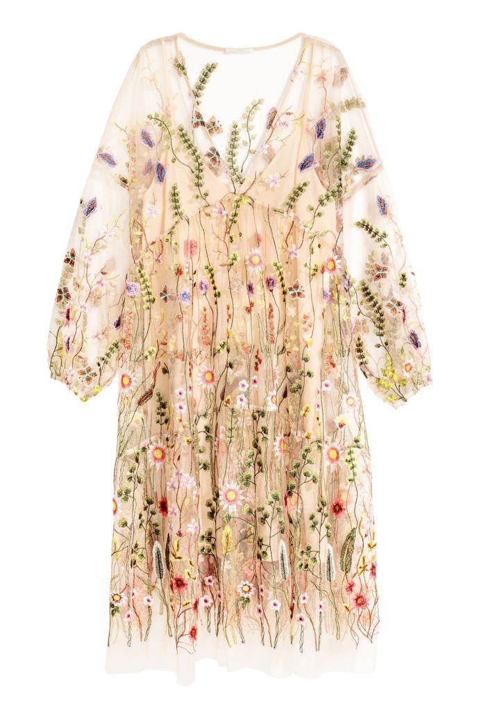 Podobné šaty najdete třeba v kolekci značky H&M za 1 999 Kč.