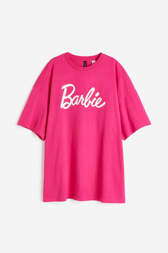 Barbie, to je především růžová. Zajímavě se vyjímá i na oversize tričku H&M za 349 Kč.