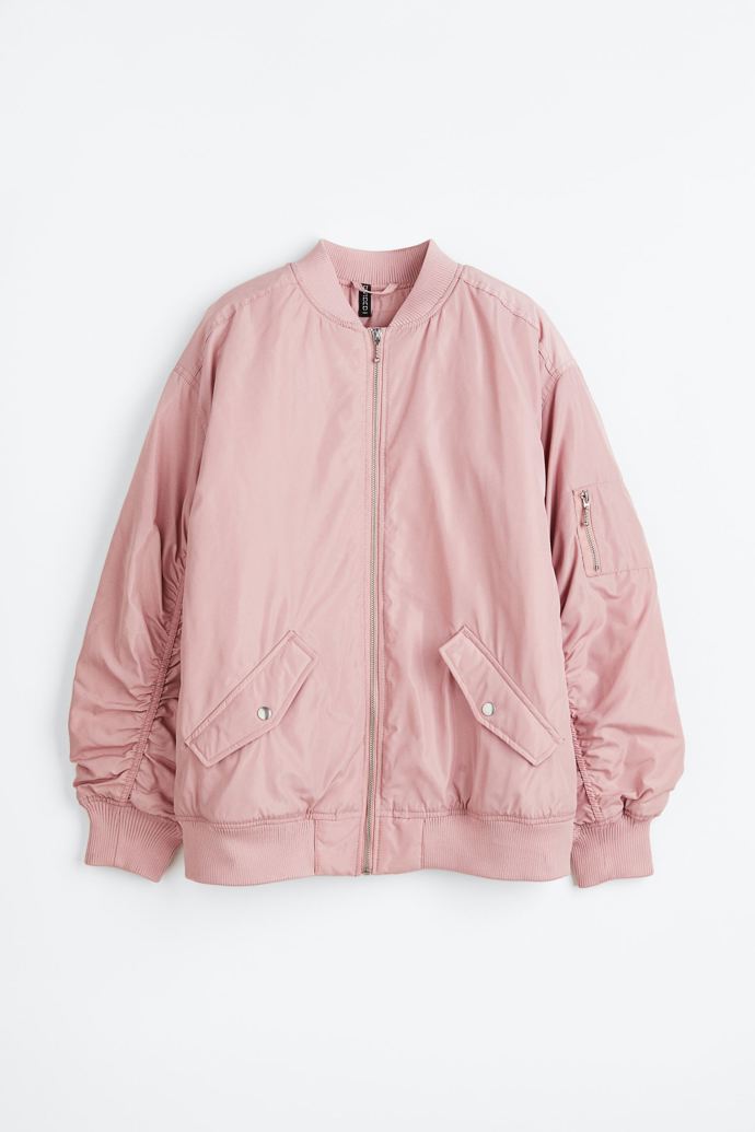 Růžový oversize bomber. H&M, 1 199 Kč