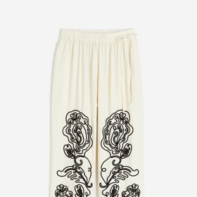 Oblíbené černobílé kombinace sluší například splývavým nohavicím kalhot typu palazzo. H&M, 1 299 Kč