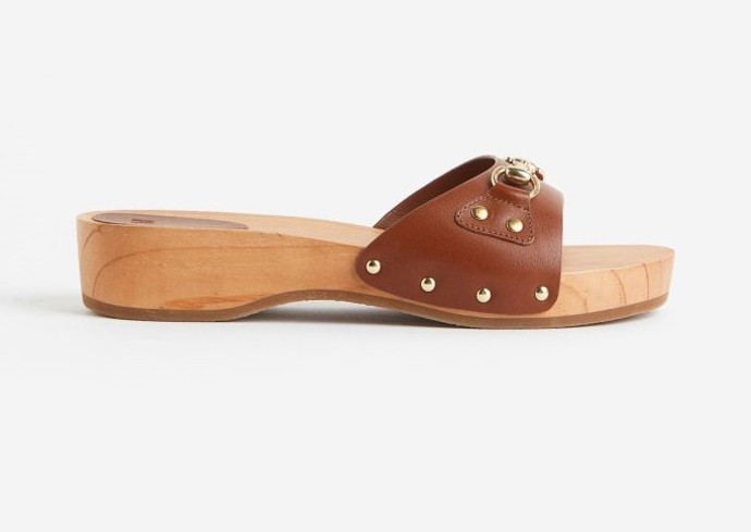 Subtilní nazouváčky s přezkou oceníte, jste-li nakloněny spíše méně nápadným modelům. H&M, 1 499 Kč