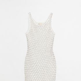 Síťovinové šaty s korálky nemusíte nosit na holé tělo. Hodí se jako sexy vrstva na pláž přes plavky a nosit je můžete i jako večírkové oživení klasických bodycon šatů. H&M, 2 499 Kč