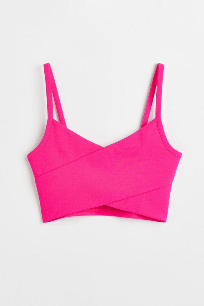 Barbie, to jsou ale i titěrné topíky. Oblíbený kousek nejen tohoto léta, crop top, tak získává další nepostradatelné využití. H&M, 399 Kč