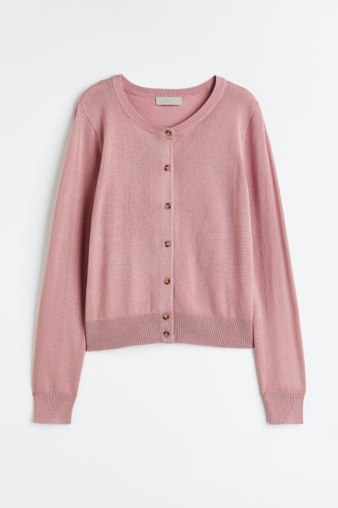 Úpletový kardigan ve starorůžovém tónu (H&M, 399 Kč). Zkuste jej zkombinovat s úpletovou sukní nebo legínami s páskem kolem chodidla, tzv. kaliopkami, a neodmyslitelnými balerínami.