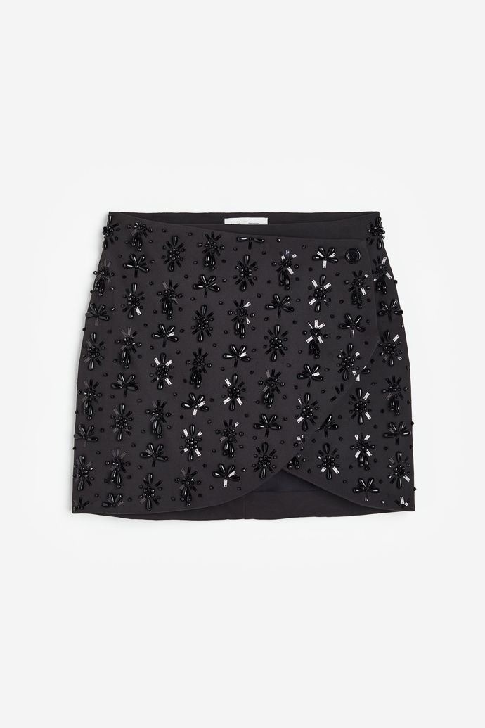 Poněkud propracovanější povrh představuje korálky pošitá minisukně H&M (4 499 Kč), kterou můžete pořídit i v setu se stejně zpracovaným krátkým blejzrem.