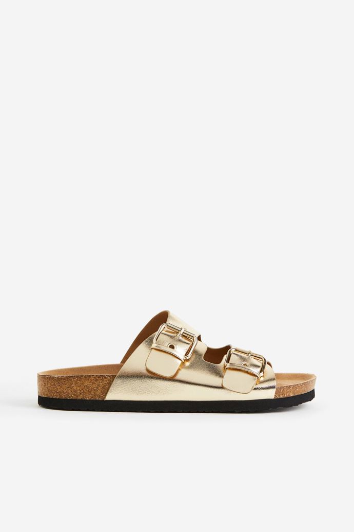 Do zlaté vklouzly i kontroverzní pantofle. A nutno říci, že prokoukly. H&M, 599 Kč