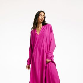 Ve stejném odstínu můžete vyzkoušet šaty z H&M za 1 499 Kč.