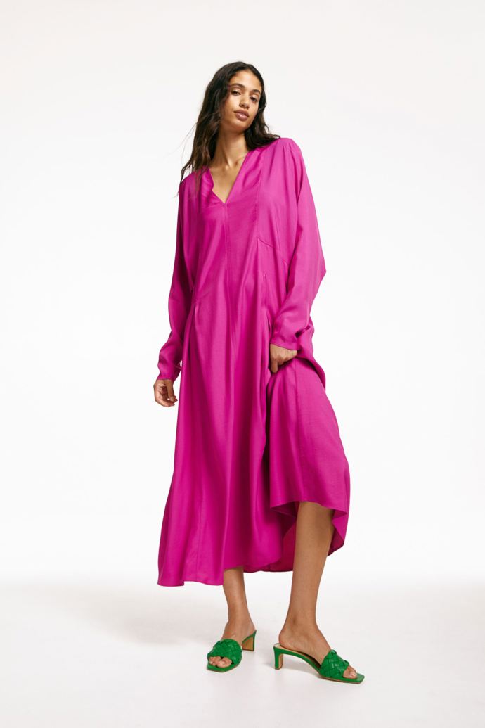 Ve stejném odstínu můžete vyzkoušet šaty z H&M za 1 499 Kč. 