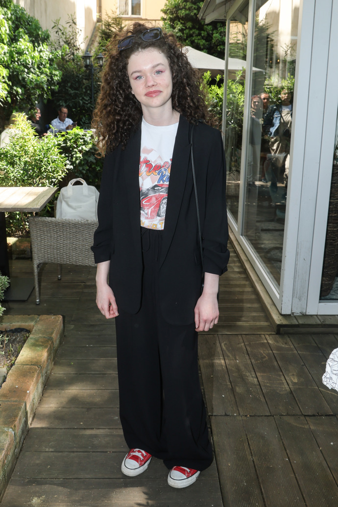 Jejich kolegyně Anna Michalcová šla před novináře v elegantním černém kostýmku, který doplnila bílým tričkem a veselými červenými converskami.