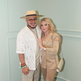 Zdena Studénková v doprovodu Osmanyho Laffity vyladěná ve zlaté do poslední nitky.