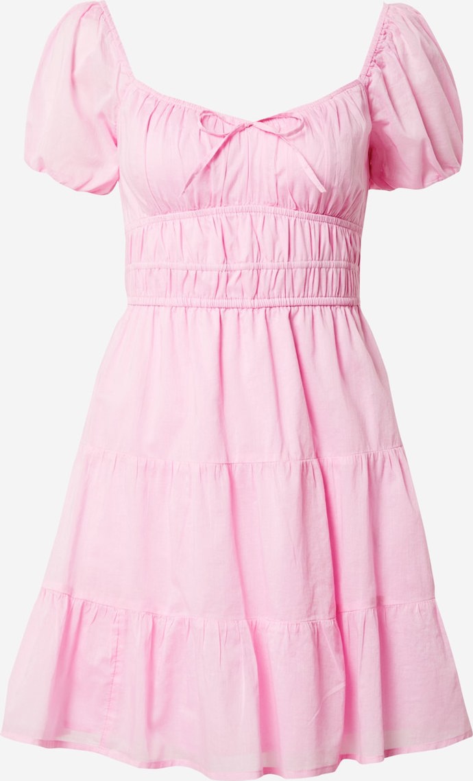 Vedle toho ale styl slavné panenky vždy ztělesňovaly taky sladce růžové šatičky. Hollister, 1 199 Kč