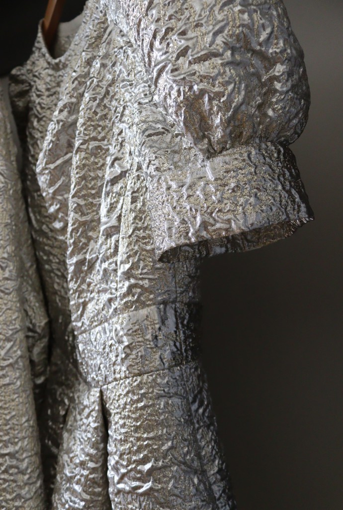 Tyto stříbrné šaty vysílají jasný vzkaz, že jejich nositelka nechce být v davu přehlédnuta.