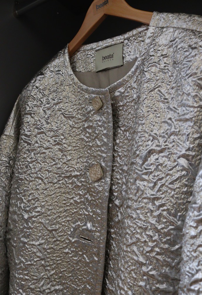 Detail kabátku od Beaty Rajské.