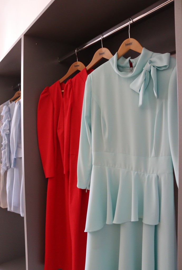 Šaty od Beaty Rajské hýří barvami.