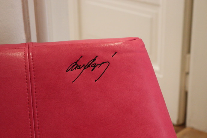 Nábytek zdobí podpis Beaty Rajské.