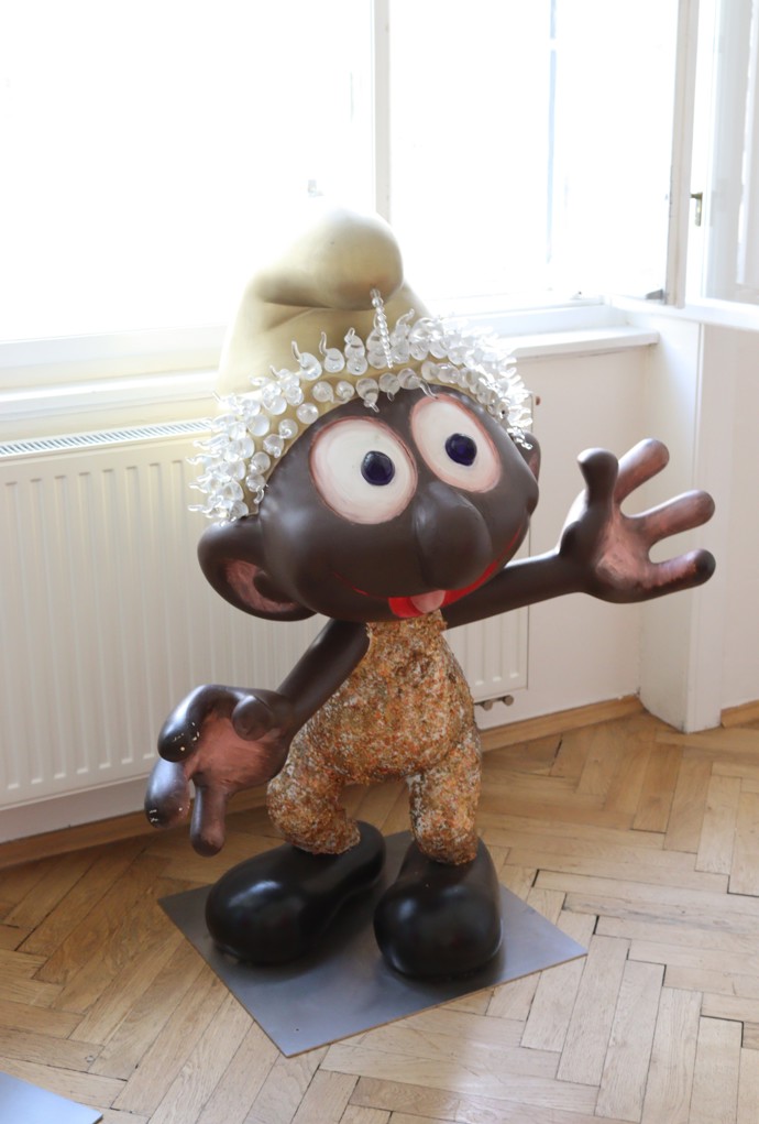 O zábavu se v showroomu stará Šmoula z dílny výtvarníka Bořka Šípka.