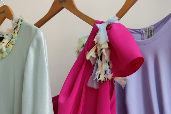 Šaty pro jaro 2023 vynikají barvami a nápaditými rukávy.