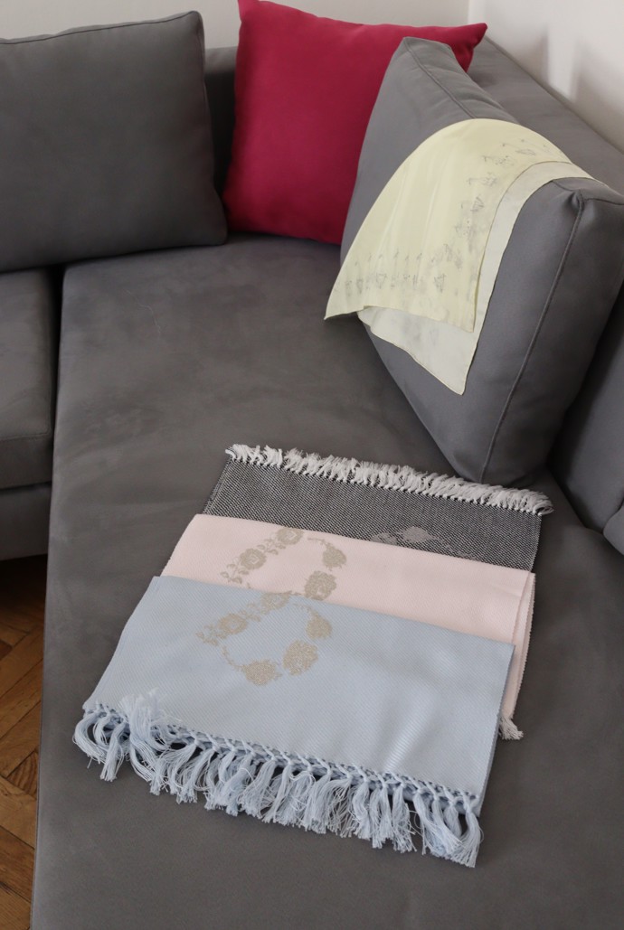 Beata Rajská tvoří také vlastní šátky a plédy s monogramem.