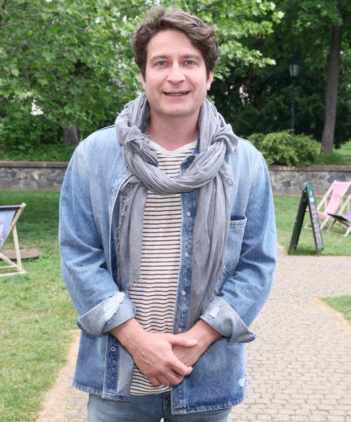 Proto jsme v redakci byli zvědaví, jak by vypadal bez vousů. Posuďte sami. Oholila jej speciální aplikace.