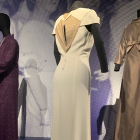 Velká večerní podle Hany Benešové. Perlově smetanový odstín, nápadná vlečka, nápadité detaily. A především perfektní silueta a luxusní materiál.