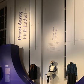 Instalaci věnovanou módnímu stylu prvních dam najdete v nové budově pražského Národního muzea.