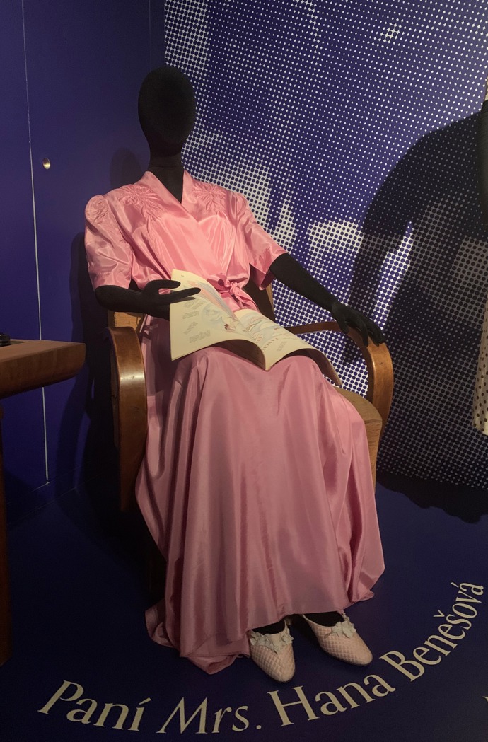 V expozici najdete také župan Hany Benešové. Čím je zvláštní? Jediný, kdo mohl Hanu Benešovou v tomto na zakázku šitém elegantním plášti s prolamovanými florálními vzory vidět, byl zřejmě její manžel Edvard Beneš. Ani před svou rodinu prý nikdy nevyšla v pyžamu či županu a vždy si zakládala na dokonale upraveném vzhledu.