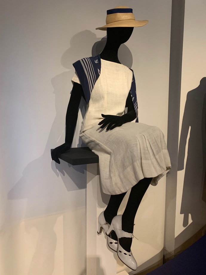 Styl Hany Benešové nad ostatními modely výrazně vyčnívá uhlazeností a šarmantním nadčasovým vzhledem. Ikonický šátek s kotvami Hana Benešová nosila k mnoha příležitostem.