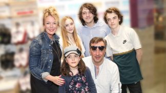 Supermámy, které vychovávají víc než čtyři děti: Benešová, Žilková, Saláková i Beckham si na velké rodině zakládají