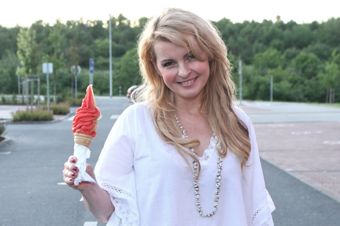 Bílé barvě zůstala Iveta Bartošová věrná také v posledních letech svého života.