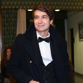 A herec poté, co prošel digitálním oholením pomocí speciální aplikace. Co myslíte? Kterému Markovi to víc sluší?