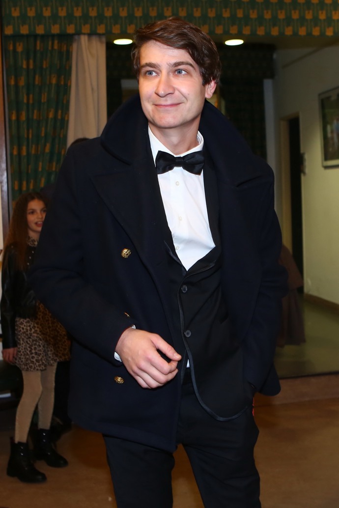 A herec poté, co prošel digitálním oholením pomocí speciální aplikace. Co myslíte? Kterému Markovi to víc sluší?