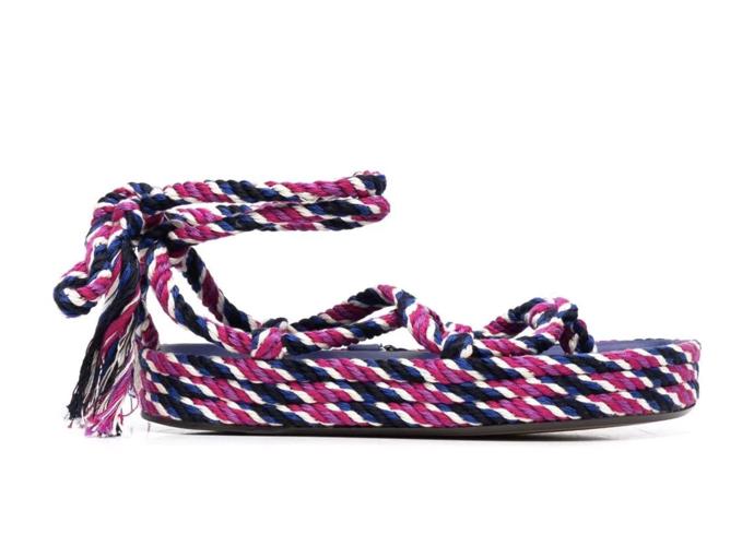 Barevně pestré sandálky Isabel Marant můžete také šněrovat výše nad kotníky. Cena: 6 550 Kč