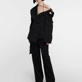 Netradiční asymetrický směr razí i extravagantní značka Jacquemus.