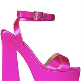 Pořádně vysokou platformou a neodolatelným odstínem Viva Magenta oplývá i letošní kolekce luxusní obuvnické značky Jimmy Choo. Cena: 18 800 Kč