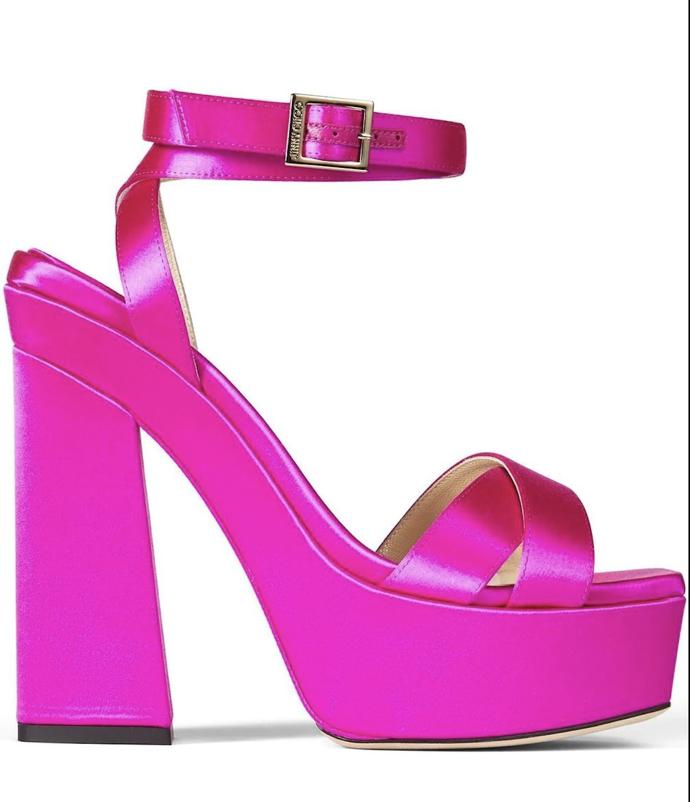 Pořádně vysokou platformou a neodolatelným odstínem Viva Magenta oplývá i letošní kolekce luxusní obuvnické značky Jimmy Choo. Cena: 18 800 Kč