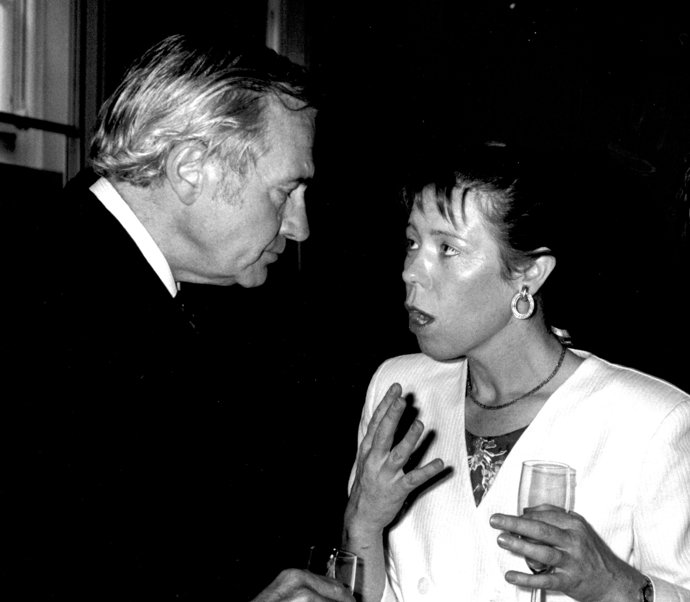 Britský poslanec John Stonehouse byl považován za možného budoucího premiéra. Nadějnou budoucnost si prý pokazil tím, že začal svou zemi špehovat pro Československo. Pak založil falešnou banku a měl poměr s o 21 let mladší sekretářkou. Když ho všechny prohřešky dohnaly, předstíral, že se utopil. Přitom odletěl do Austrálie...