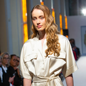 Přehlídka Tatiany Kovaříkové představila i tlumenější odstín módní zlaté.