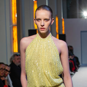 Zlatavý model z přehlídky nejnovější kolekce značky Tatiana.