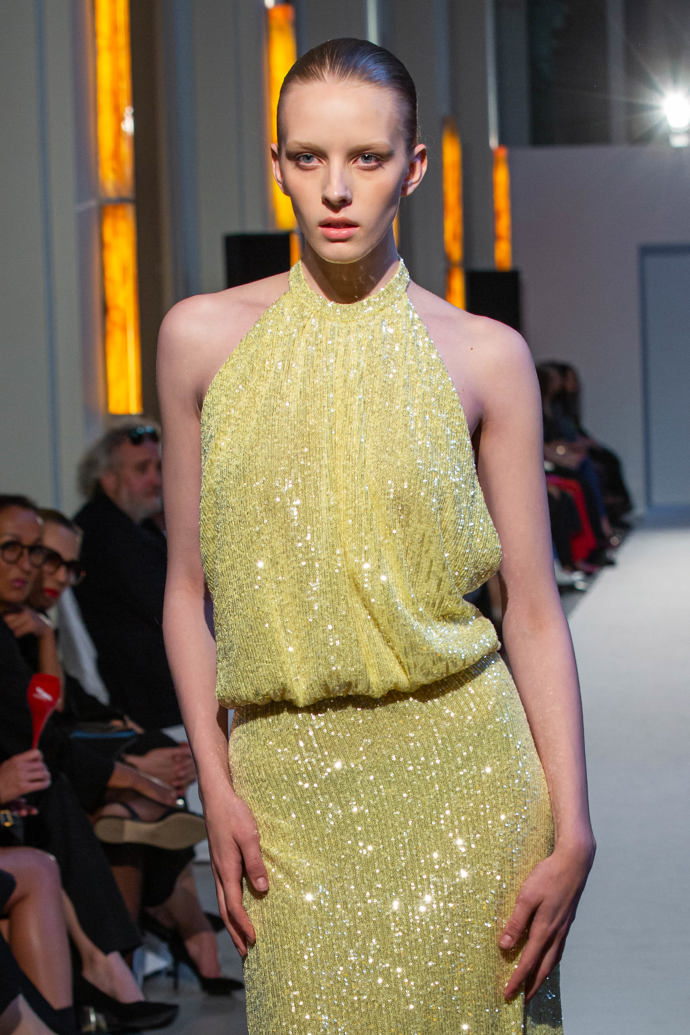 Zlatavý model z přehlídky nejnovější kolekce značky Tatiana.